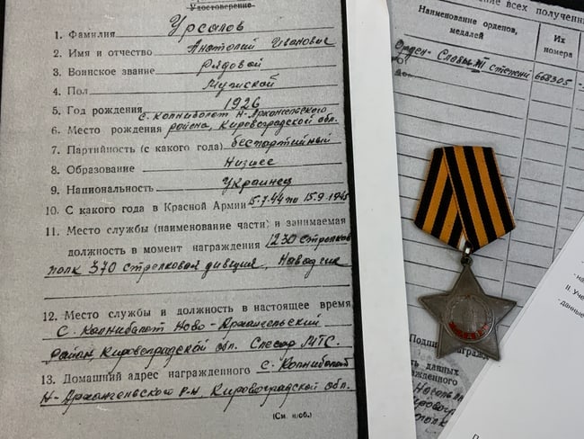 USSR WWII ORDER OF GLORY 3rd CLASS WITH RESEARCH: USSR WWII ORDER OF GLORY 3rd CLASS WITH RESEARCH. VERY GOOD CONDITION SILVER ORDER STAR. NUMBERED AND RESEARCHED TO A SOLDIER.