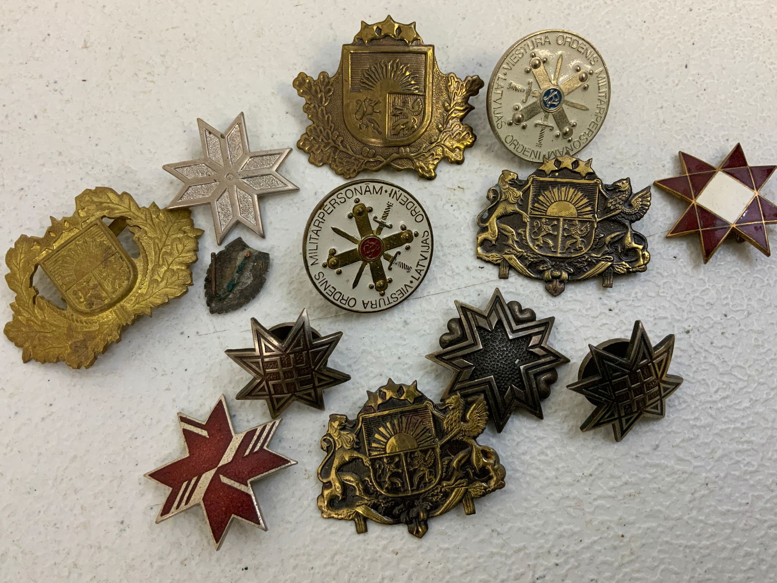 LATVIA LOT OF LATVIAN MILITARY BADGES AND INSIGNIA: LATVIA LOT OF LATVIAN MILITARY BADGES AND INSIGNIA