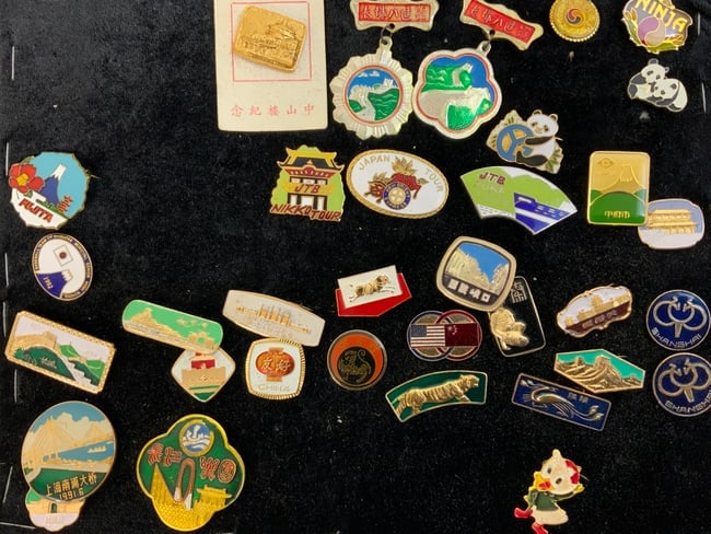 CHINA PEOPLES REPUBLIC LOT OF PINS AND BADGES: CHINA PEOPLES REPUBLIC LOT OF PINS AND BADGES