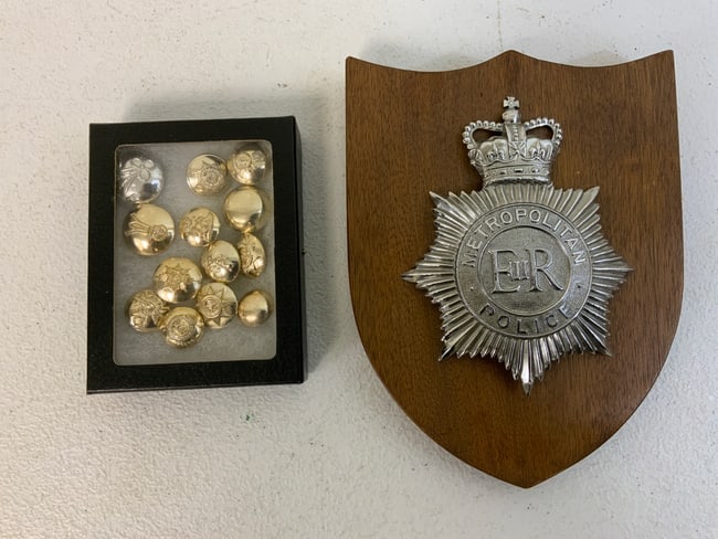 UNITED KINGDOM MILITARY REGIMENTAL BUTTONS AND METROPOLITAN POLICE PLAQUE: UNITED KINGDOM MILITARY REGIMENTAL BUTTONS AND METROPOLITAN POLICE PLAQUE. 5 1/2 X 7" SIZE PLAQUE.