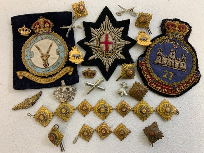 UNITED KINGDOM LOT OF INSIGNIA AND BADGES: UNITED KINGDOM LOT OF INSIGNIA AND BADGES