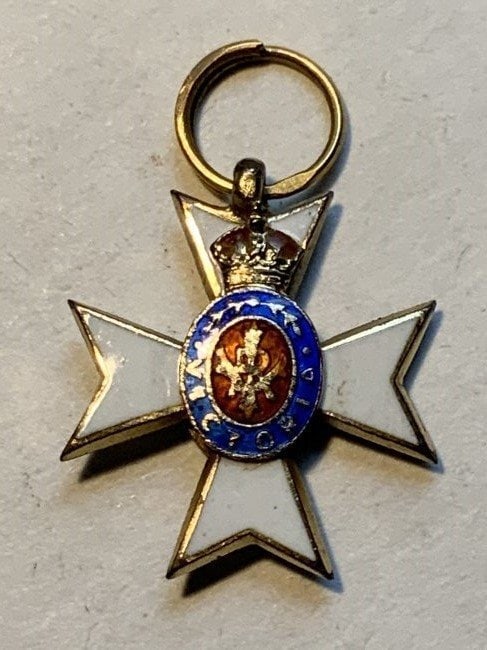 GREAT BRITAIN THE ROYAL VICTORIAN ORDER MINIATURE MEDAL: GREAT BRITAIN THE ROYAL VICTORIAN ORDER MINIATURE MEDAL .SILVER ,GILT ENAMEL. 5/8" X 5/8"