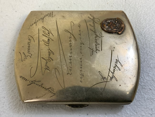 WWI AUSTRO HUNGARIAN EMPIRE MEDICAL OFFICERS ENGRAVED RED CROSS ALPACCA SIGARETTE CASE: WWI ERA AUSTRO HUNGARIAN EMPIRE MEDICAL OFFICERS ENGRAVED SIGNATURES RED CROSS ALPACCA SIGARETTE CASE. VERY NICE HIGH QUALITY CASE. MANY OFFICERS SIGNATURES ENGRAVED. K.U.K. RED CROSS BADGE ATTACHED.