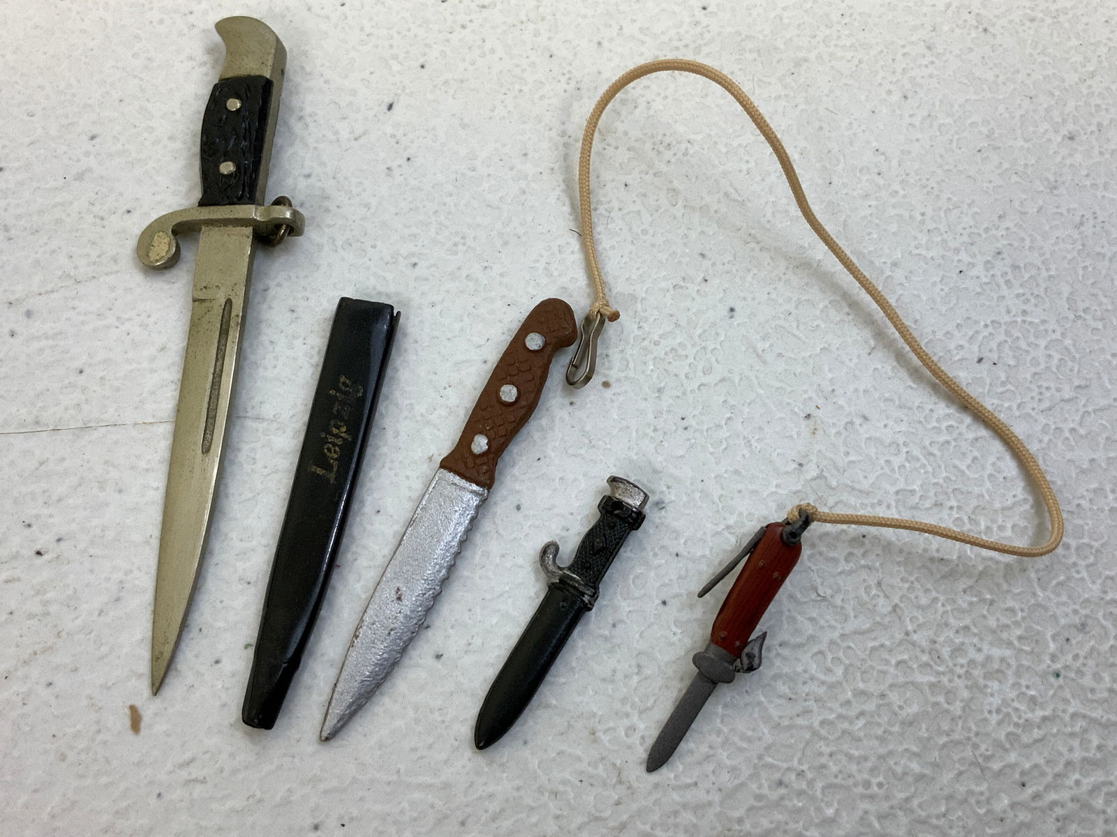 MINIATURE COLLECTABLES COLLECTION OF MINIATURE KNIVES AND DAGGERS: MINIATURE COLLECTABLES COLLECTION OF MINIATURE KNIVES AND DAGGERS. VERY SMALL SIZE .3" LARGEST .