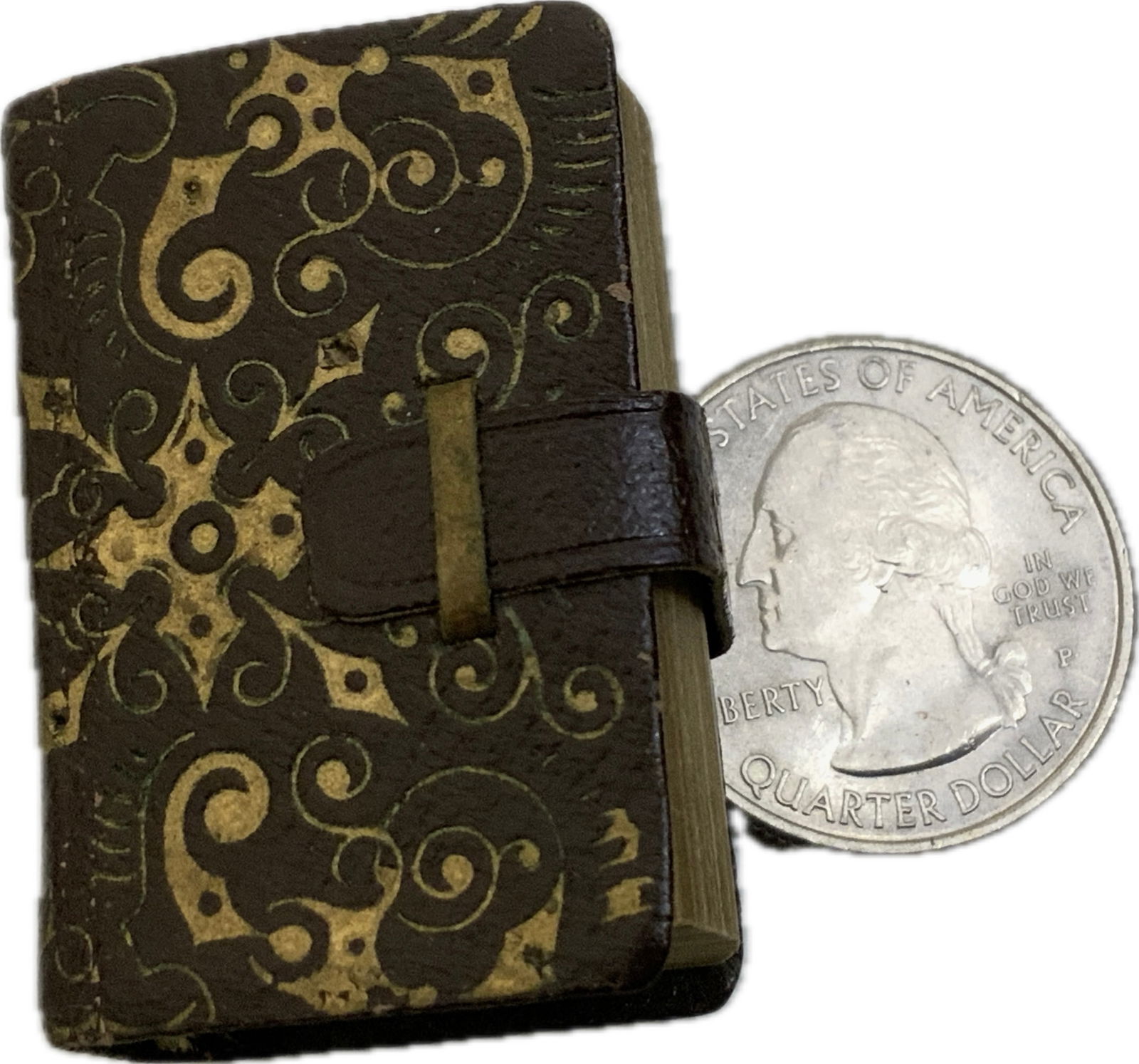 MINIATURE COLLECTABLE ANTIQUE MINIATURE QURAN BOOK: MINIATURE COLLECTABLE ANTIQUE MINIATURE QURAN BOOK. VERY GOOD CONDITION. 1" X 1 1/2"SIZE X 3/4"THICK.