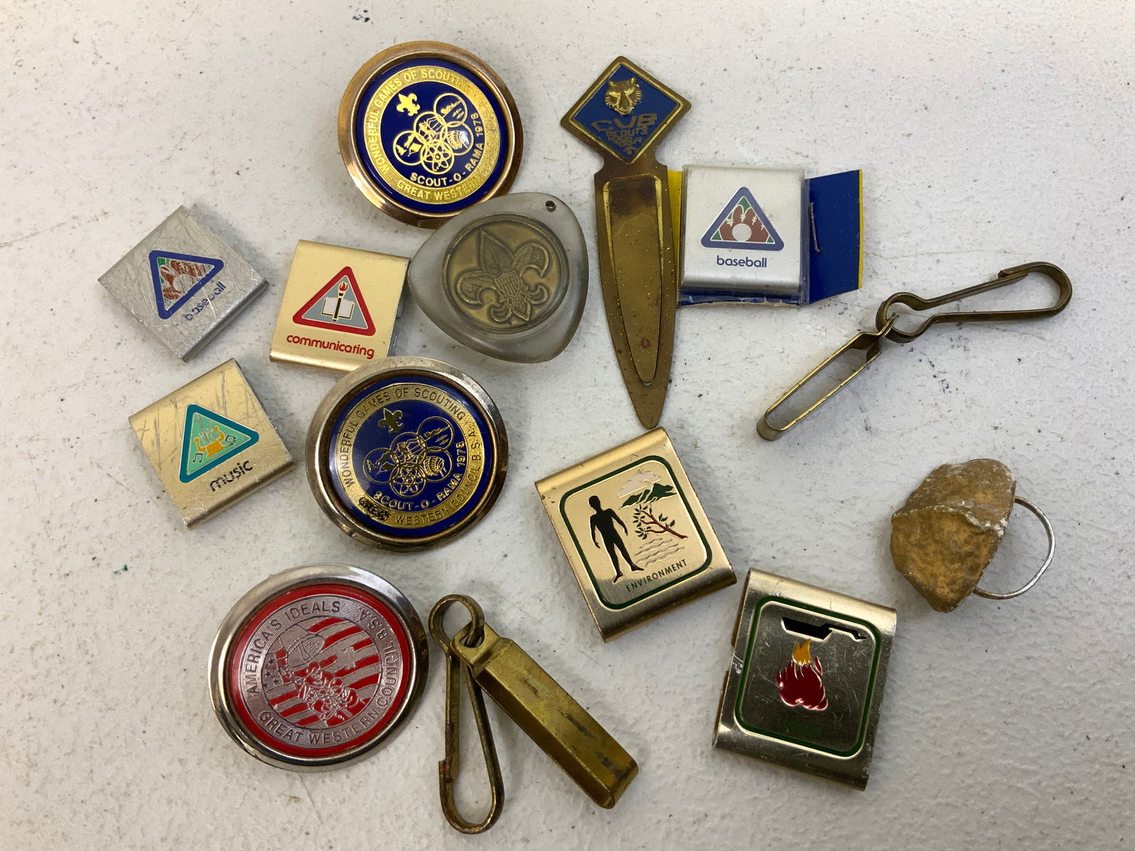 VINTAGE USA BOY SCOUT TIE CLIPS AND BADGES (1 of 1)