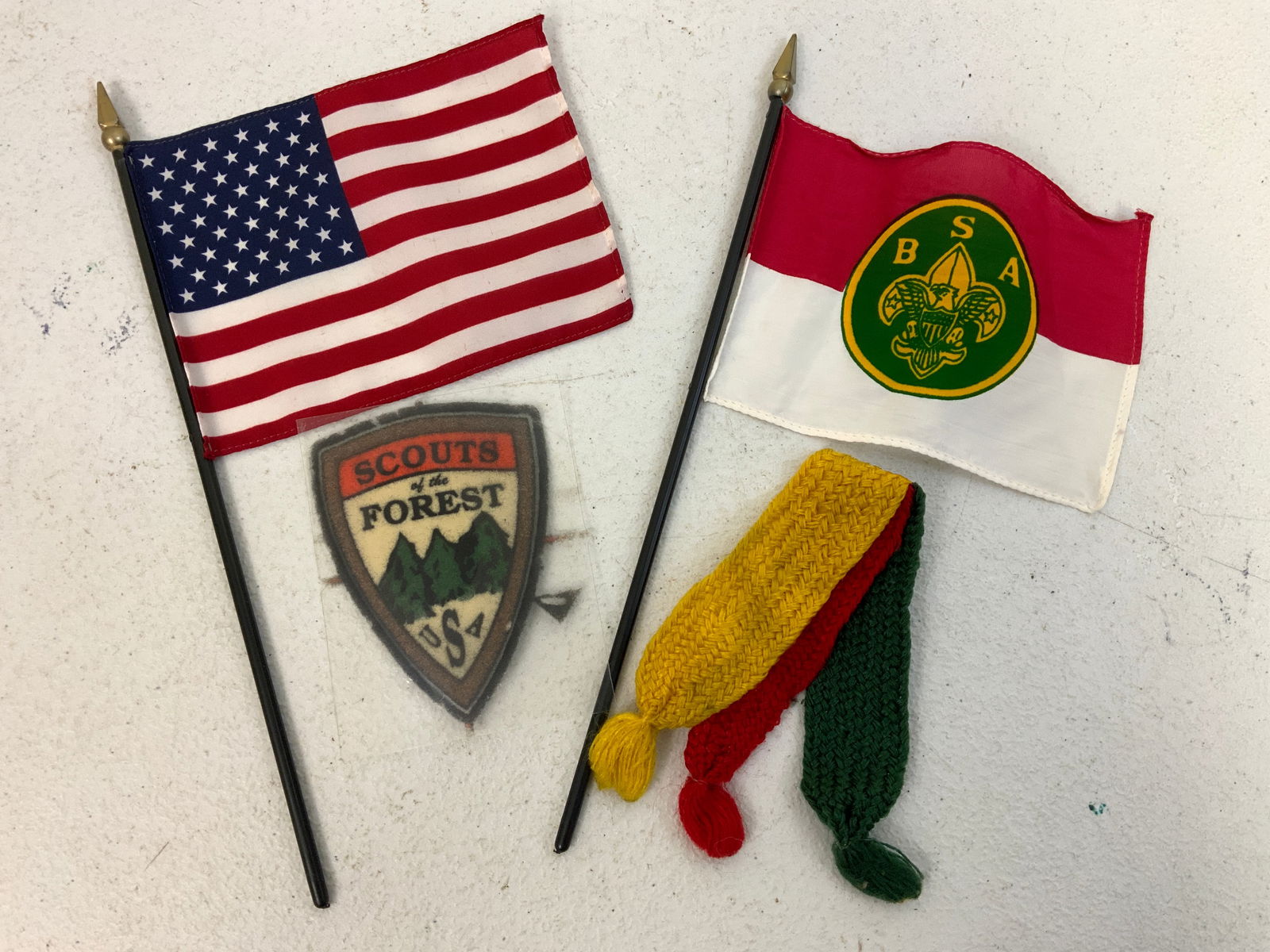 VINTAGE USA BOY SCOUT INSIGNIA AND FLAGS: VINTAGE USA BOY SCOUT INSIGNIA AND FLAGS