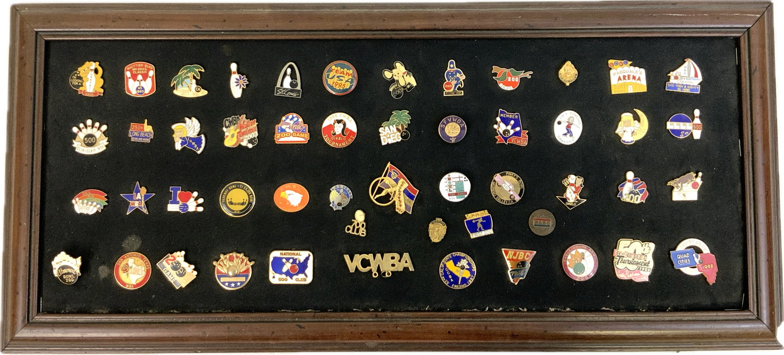 USA BOWLING LARGE LOT OF PINS BADGES FRAMED: USA BOWLING LARGE LOT OF PINS BADGES FRAMED. 22 X 10 SIZE