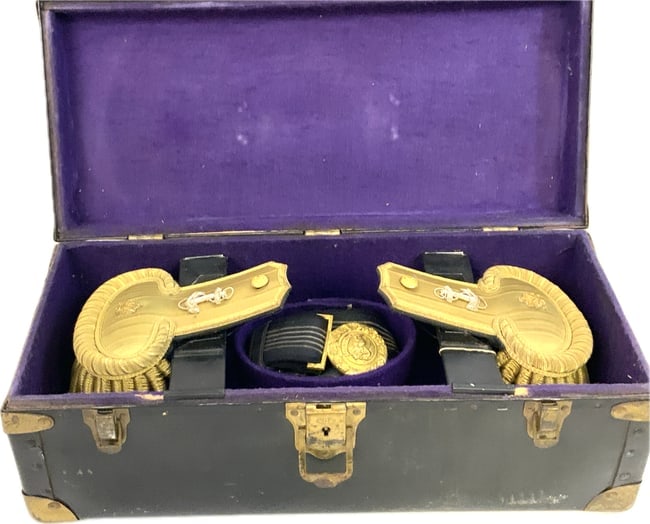 ANTIQUE US NAVY OFFICER BOARD AND SWORD BELT WITH ORIGINAL BOX: ANTIQUE US NAVY OFFICER BOARD AND SWORD BELT WITH ORIGINAL BOX. BEAUTIFUL CONDITION. EARLY 20TH CENTURY. BOX ALSO IN GREAT CONDITION AND COMPLETE WITH A KEY INSIDE. 19 X 9 X 7 SIZE.