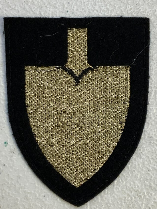 GERMANY THIRD REICH RARE GENERAL OF RAD GOLD SPADE PATCH: GERMANY THIRD REICH RARE GENERAL OF RAD GOLD SPADE PATCH. PLANE GOLD SPADE PATCH FOR REICHSARBEISFUHRER KONSTANTIN HIERL AND MEMBERS OF HIS STAFF WITH RANKS OF GENERALARBEITSFUHRED AND ABOVE. VERY RAR