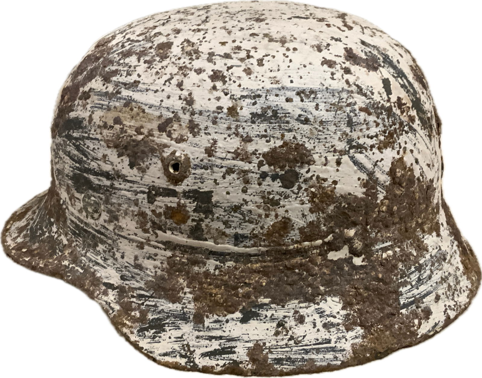 WWII GERMAN BATTFIELD RELIC M35 HELMET WINTER SNOW CAMOUFLAGE PAINTED: WWII GERMAN BATTFIELD RELIC M35 HELMET WINTER SNOW CAMOUFLAGE PAINTED. BATTLEFIELD RECOVERED IN DEMYANSK RUSSIA. GOOD SOLID CONDITION WITH LINED BAND PRESENT.