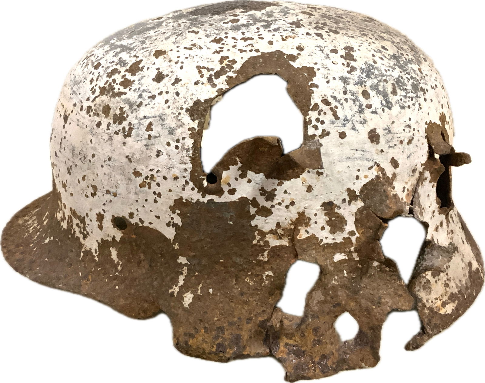 WWII GERMAN BATTFIELD RELIC M40 WINTER SNOW CAMOUFLAGE PAINTED HELMET: WWII GERMAN BATTFIELD RELIC M40 WINTER SNOW CAMOUFLAGE PAINTED HELMET.EXTENSIVE DAMAGE FROM BULLETS AND SHRAPNEL. BATTLEFIELD RECOVERED IN LENINGRAD AREA RUSSIA. GREAT HAVY BATTLEFIELD DAMAGED DISPLAY