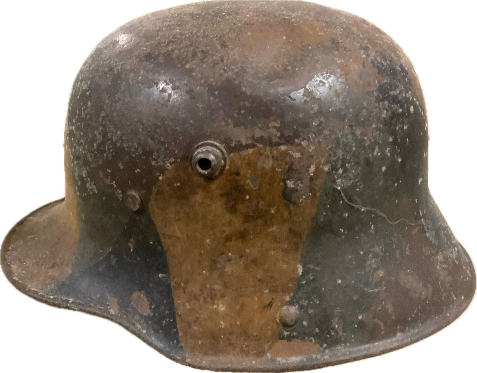 IMPERIAL GERMANY WWI CAMOUFLAGE PAINTED M1916 HELMET: IMPERIAL GERMANY WWI CAMOUFLAGE PAINTED M1916 HELMET. VERY GOOD CONDITION FOR ITS AGE WITH MOST OF THE CAMOUFLAGE PAINT INTACT. LINER RING AND CHINSTRAP FITTINGS INSIDE. VERY NICE AND RARE TO FIND EXA