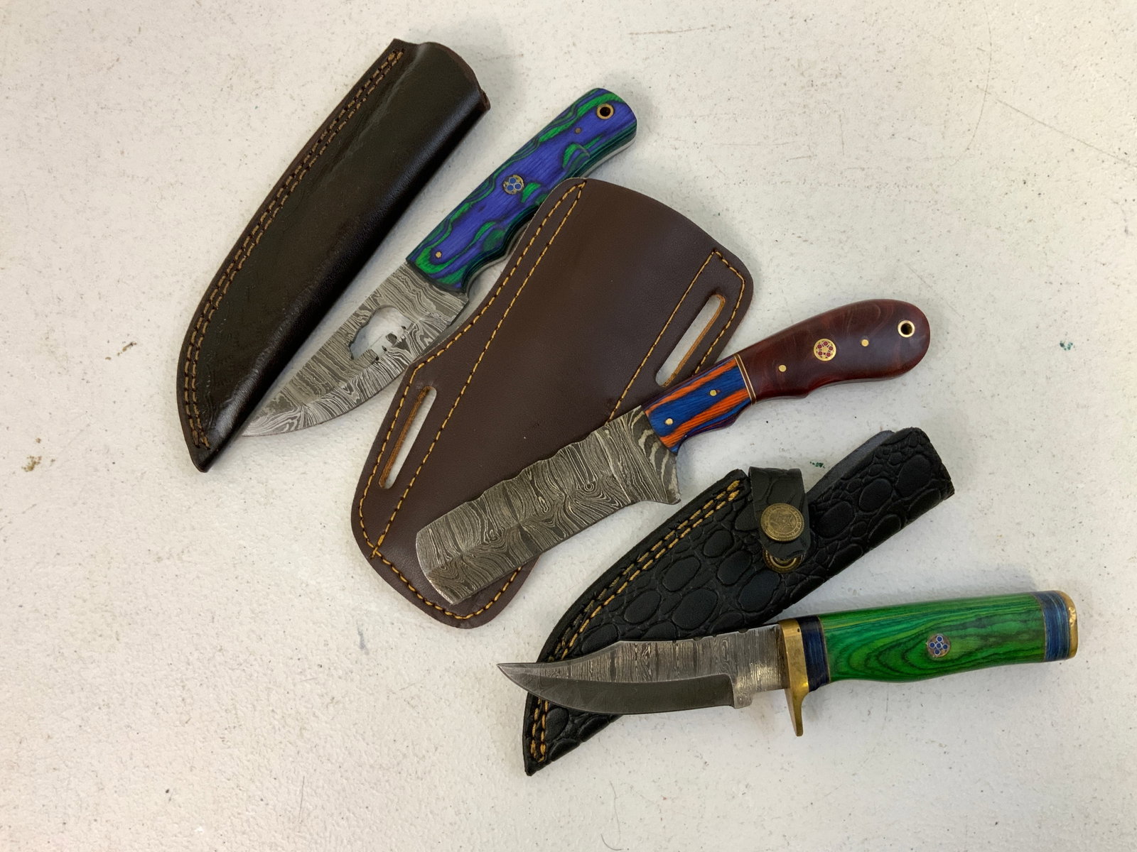 HAND FORGED DAMASCUS STEEL HUNTING KNIVES WITH LEATHER SHEETS (1 of 3)