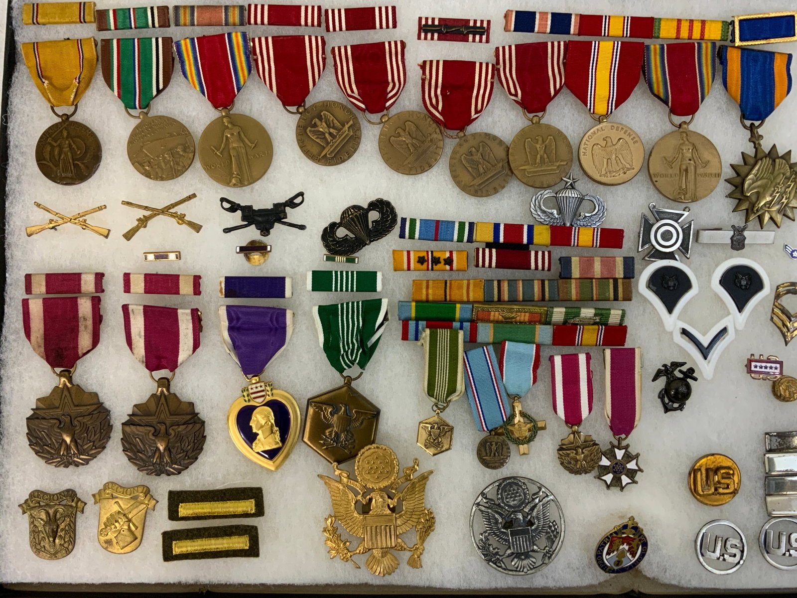USA LARGE LOT OF MILITARY AWARD MEDALS AND INSIGNIA (1 of 2)