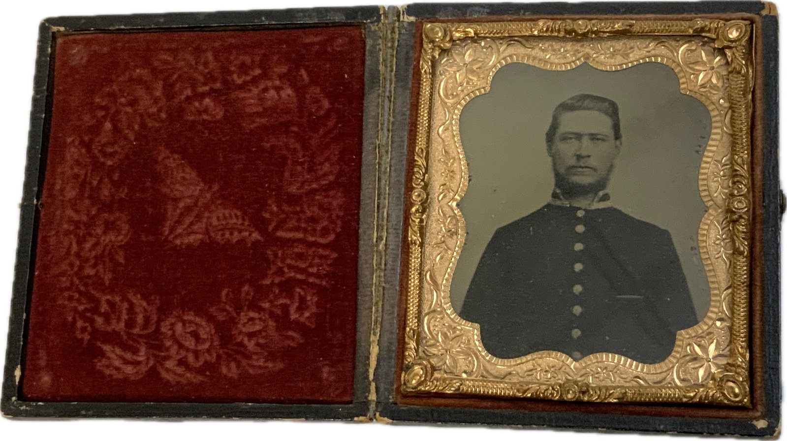 US CIVIL WAR SOLDIERS PORTRAIT PICTURE WITH CASE: US CIVIL WAR SOLDIERS PORTRAIT PICTURE WITH CASE. 3 1/4" X 3 3/4" SIZE. VERY GOOD CONDITION FOR ITS AGE.