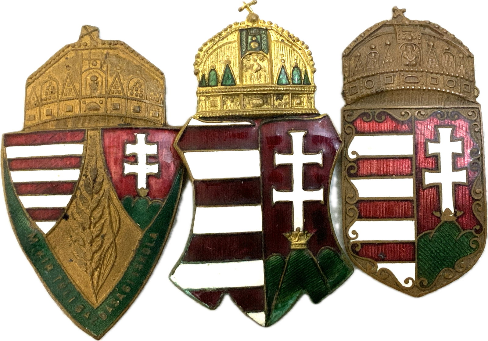 HUNGARY ANTIQUE AUTO CLUB,SCHOOL TEACHERS AND PATRIOTIC BADGES: HUNGARY ANTIQUE AUTO CLUB,SCHOOL TEACHERS AND PATRIOTIC BADGES.57 TO 53 MM. BRONZE GILT AND ENAMELS.LOT OF 3.