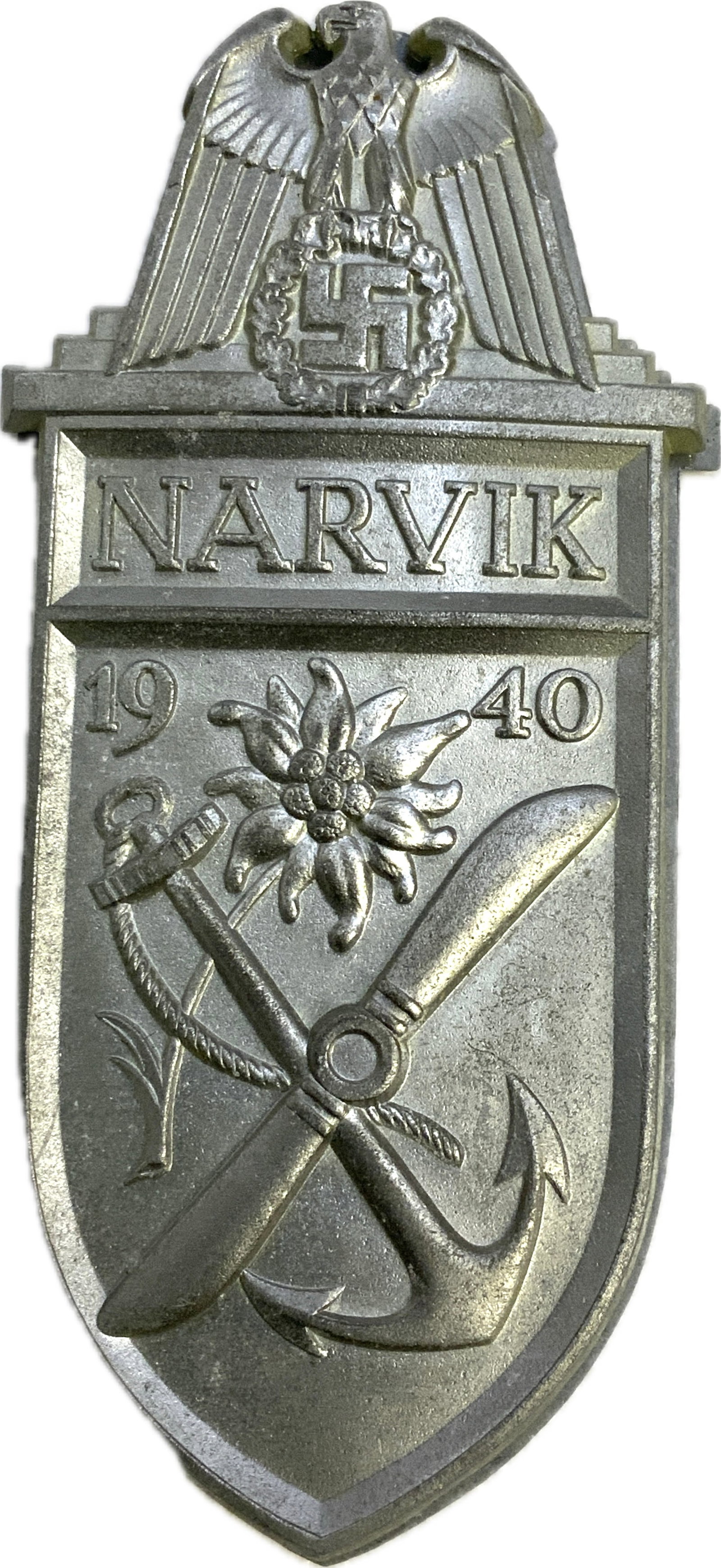 WWII GERMAN NARVIK SHIELD: WWII GERMAN NARVIK SHIELD. COMPLETE WITH METAL BACKPLATE. VERY NICE CONDITION.