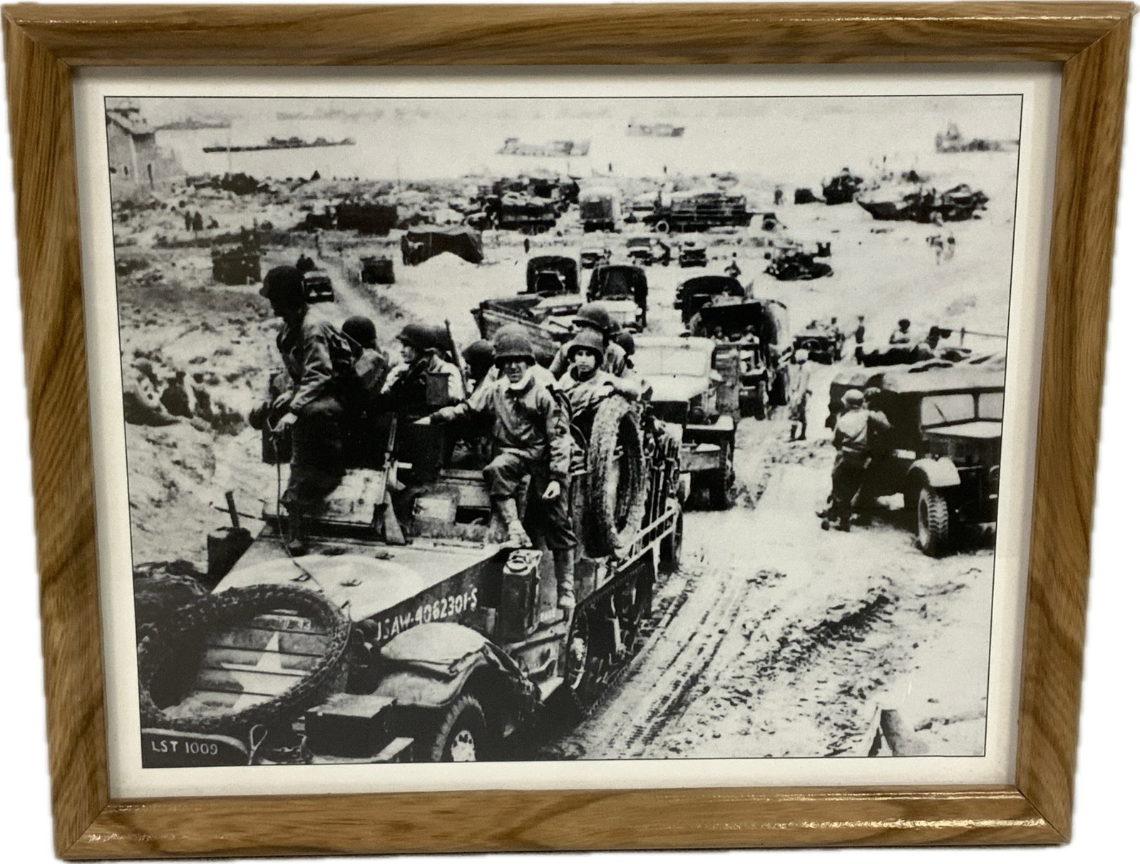 WWII AMERICAN TROOPS ON THE MOVE FRAMED PICTURE (1 of 2)