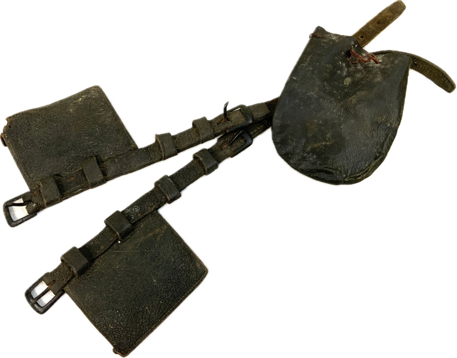 ANTIQUE U.S.CAVALRY HORSE BLINDERS AND LEATHER POUCH: ANTIQUE U.S.CAVALRY HORSE BLINDERS AND LEATHER POUCH. SHOWS GREAT AGE BUT STILL IN GOOD CONDITION.