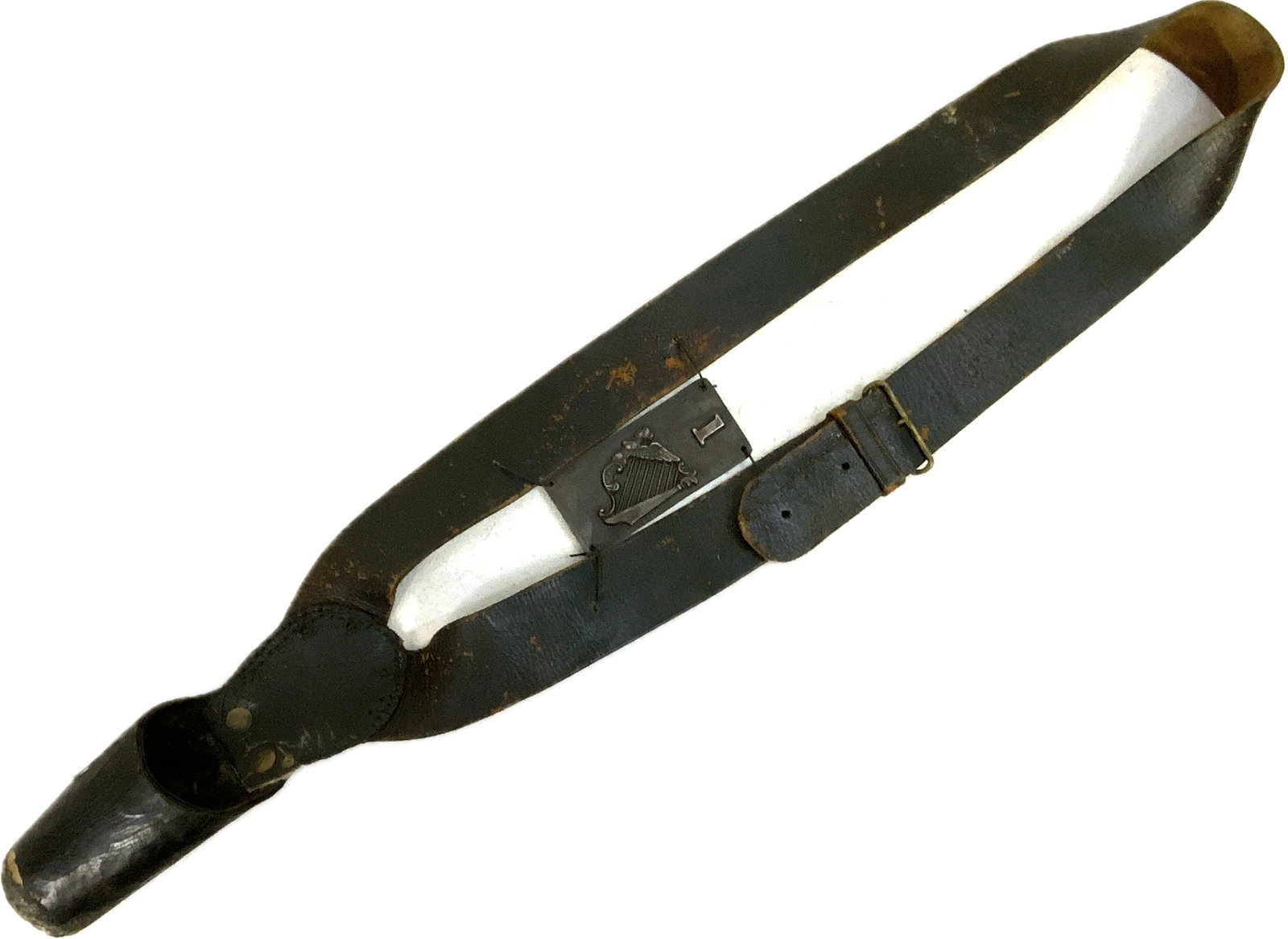 AMERICAN CIVIL WAR FLAG BEARERS STAFF HOLDER BELT WITH 1st IRISH BRIGADE BADGE: AMERICAN CIVIL WAR FLAG BEARERS STAFF HOLDER BELT WITH 1st IRISH BRIGADE BADGE.OVERALL GOOD CONDITION FOR ITS AGE.ATTACHED 1stIRISH BRIGADE BADGE WITH ENGRAVINGS 1863 DATED.