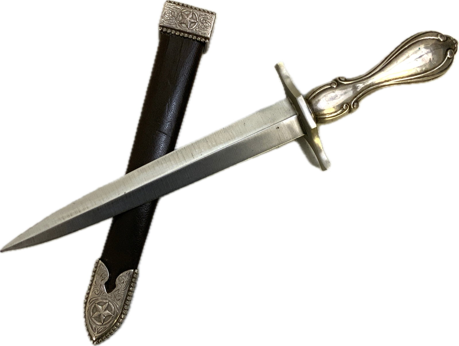 ANTIQUE STERLING SILVER GRIP DAGGER: ANTIQUE STERLING SILVER GRIP DAGGER. VERY NICE AND CLEAN EXAMPLE. GRIP STAMPED"STERLING".NICE 7" BLADE. COMPLETE WITH LEATHER SHEET WITH DECORATED METAL FITTINGS. 11 1/2" LONG.