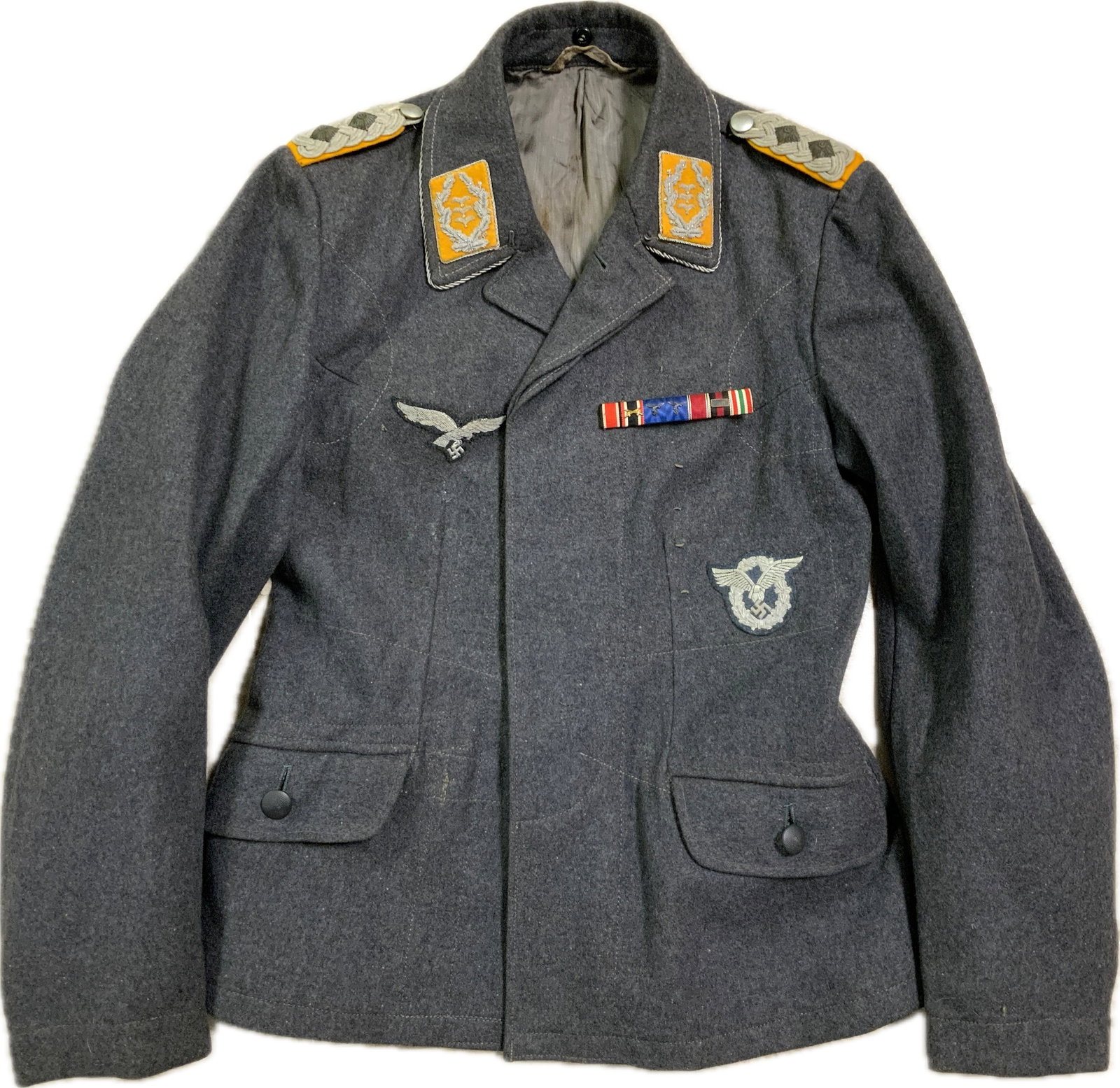 WWII GERMAN LUFTWAFFE OFFICER PILOT FLIGHT TUNIC UNIFORM: WWII GERMAN LUFTWAFFE OFFICER PILOT FLIGHT TUNIC UNIFORM.RARE FLYERS TUNIC FOR THE HIGH RANKING OFFICER - COLONEL RANK. COMPLETE WITH ALL ORIGINAL INSIGNIA AS WELL AS CLOTH WIRE EMBROIDERED PILOTS