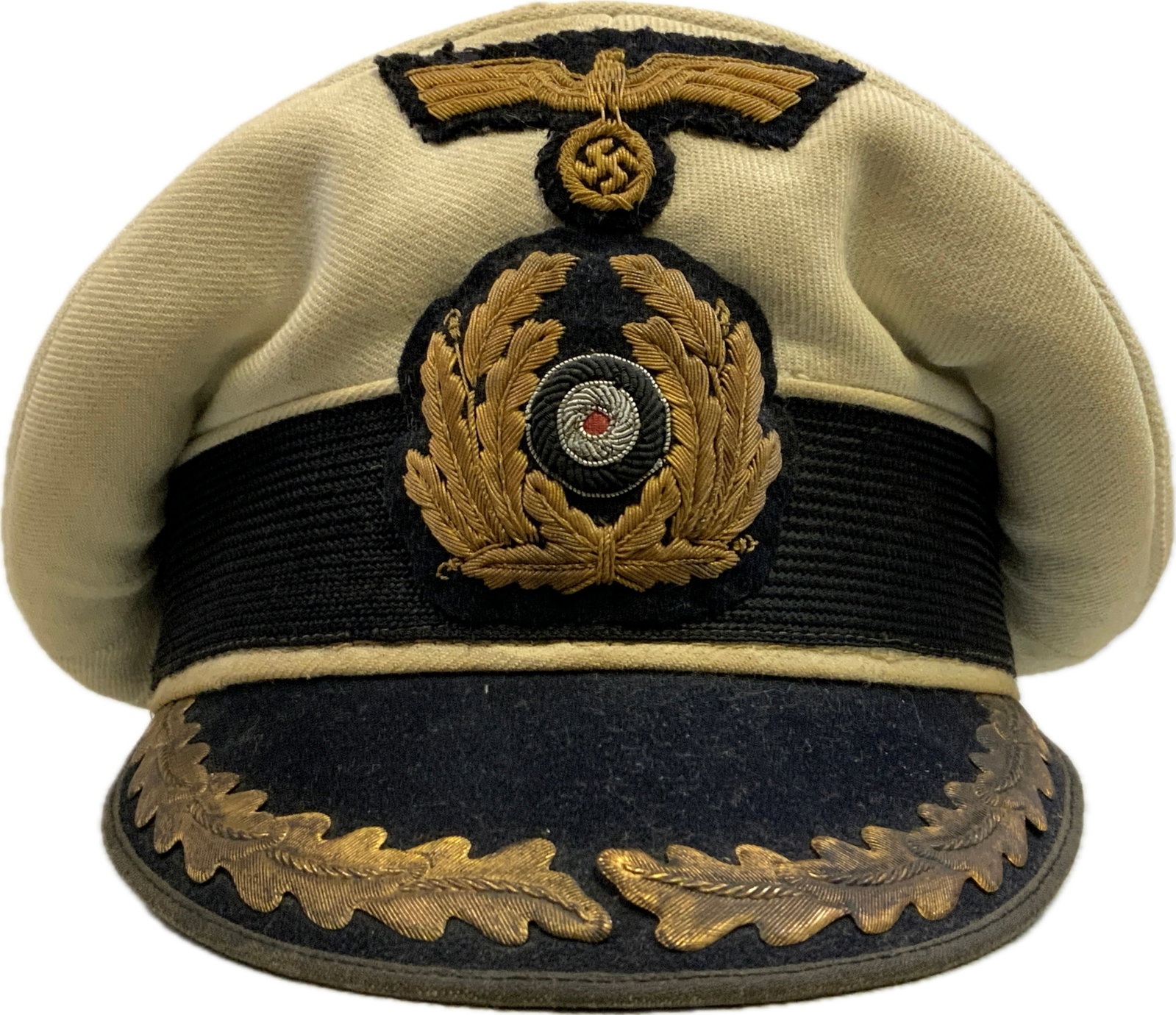 WWII GERMAN KRIEGSMARINE OFFICERS WHITE TOP VISOR HAT: WWII GERMAN KRIEGSMARINE OFFICERS WHITE TOP VISOR HAT.HIGH RANKING WHITE TOP OFFICERS VISOR POPULAR WITH U-BOAT CAPTAINS.WELL WORN BUT STILL GOOD CONDITION HAT.SOME DIRT AND STAINS TO A NON-REMOVABLE 