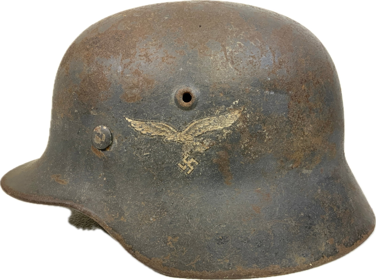 WWII GERMAN LUFTWAFFE M40 COMBAT HELMET: WWII GERMAN LUFTWAFFE M40 COMBAT HELMET. ORIGINAL PAINT AND SINGLE DECAL.SE64 STAMPED SHELL.LINER RING PRESENT. LEATHER IS GONE. OVERALL GOOD CONDITION.