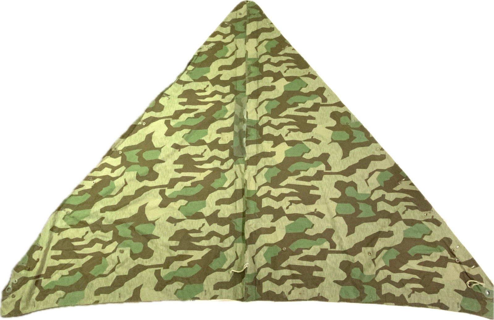 WWII GERMAN WEHRMACHT ZELTBAHN SPLINTER CAMO SHELTER QUARTER: WWII GERMAN WEHRMACHT ZELTBAHN SPLINTER CAMO SHELTER QUARTER.GREAT CONDITION OVERALL.CANVAS CAMO MATERIAL WITH BRIGHT COLORS REMAINS.MARKED.