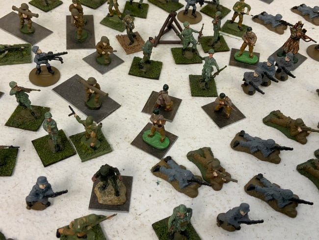 LARGE LOT OF PAINTED TOY SOLDIERS: LARGE LOT OF PAINTED TOY SOLDIERS. APPROX 1" TALL.
