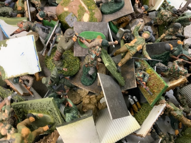 LARGE LOT OF PAINTED TOY SOLDIERS (1 of 5)