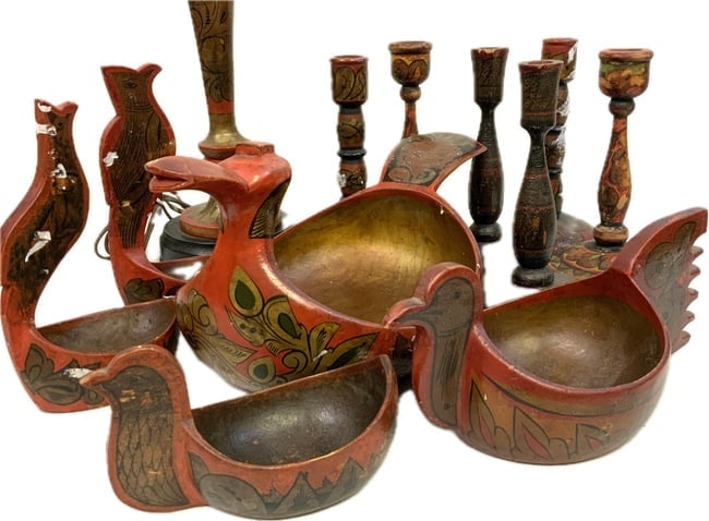 USSR VINTAGE RUSSIAN KHOKHLOMA LACQUERWARE BOWLS AND CANDLE HOLDERS LOT: USSR VINTAGE RUSSIAN KHOKHLOMA LACQUERWARE BOWLS AND CANDLE HOLDERS LOT. WOODEN RUSSIAN TRADITIONALLY PAINTED ITEMS IN CLUDING KOVSH BOWLS , CANDLE HOLDERS AND ONE LAMP. ALL USED BUT GOOD CONDITION. S