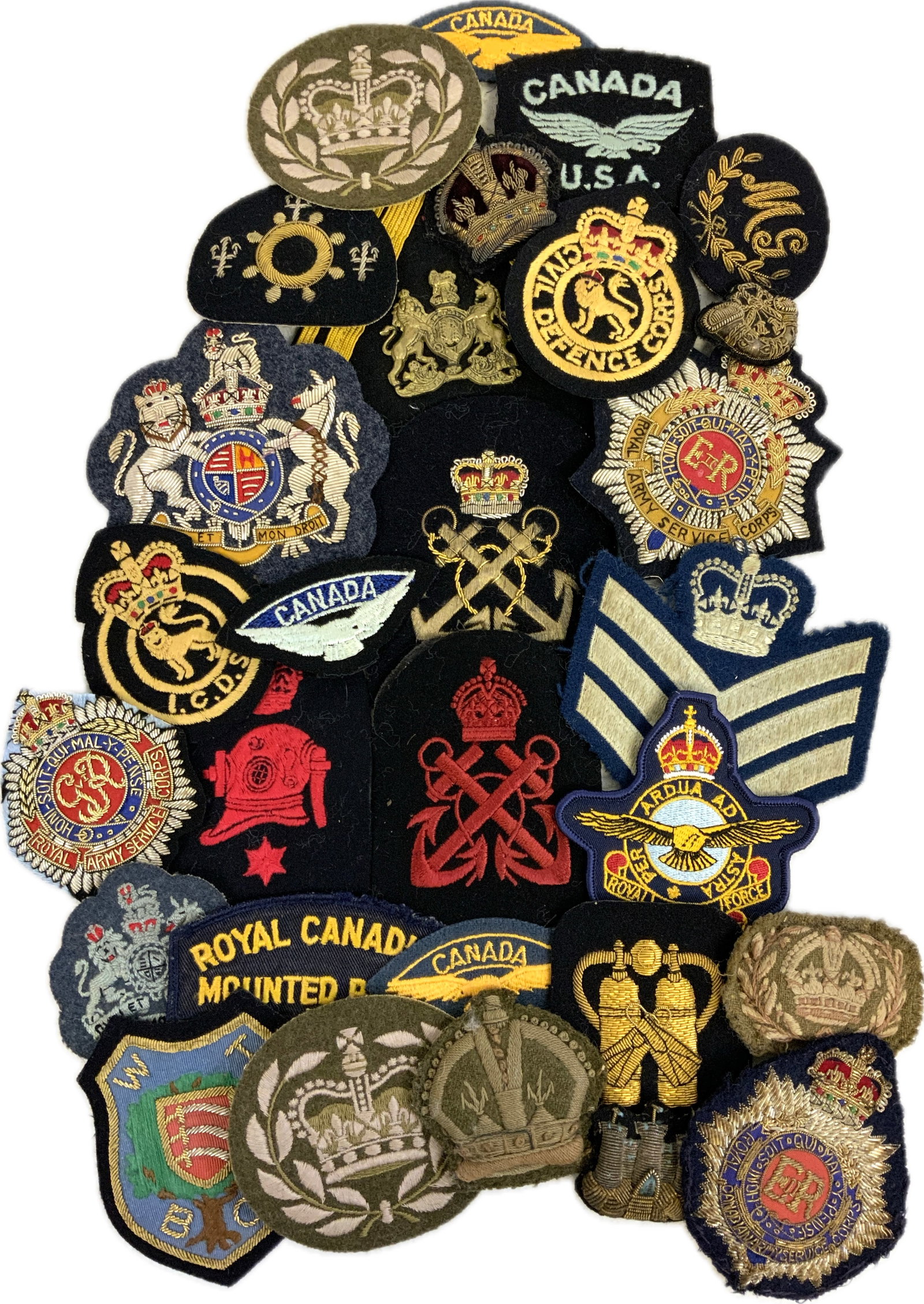 CANADA AND UNITED KINGDOM LARGE LOT OF VINTAGE INSIGNIA PATCHES: CANADA AND UNITED KINGDOM LARGE LOT OF VINTAGE INSIGNIA PATCHES