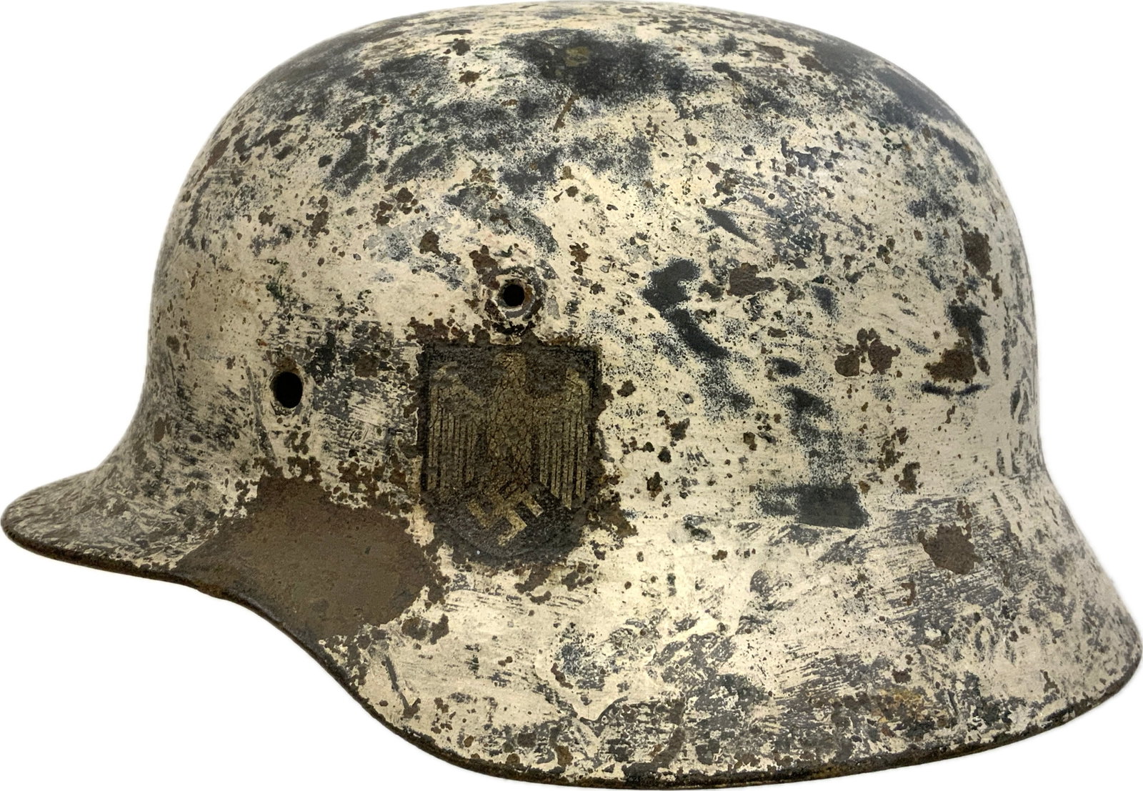 WWII GERMAN ARMY M40 BATTLE DAMAGED HELMET WINTER CAMOUFLAGE PAINTED: WWII GERMAN ARMY M40 BATTLE DAMAGED HELMET WINTER CAMOUFLAGE PAINTED. BATTLEFIELD PICK UP WITH INPACT DAMAGE TO THE TOP SIDE OF THE SHELL.ARMY EAGLE SINGLE DECAL. LINER IS GONE.GREAT COMBAT EXAMPLE.