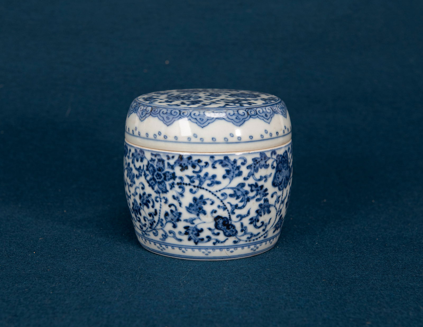 A Chinese Blue and White Floral Box and Cover (1 of 6)