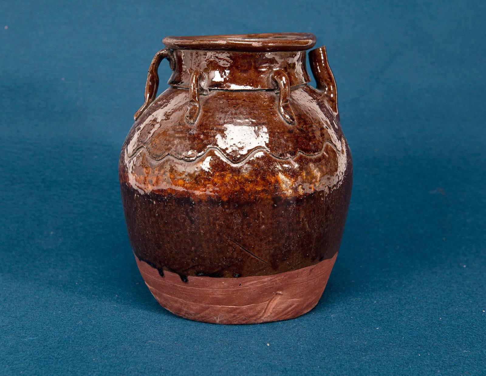 A Chinese Zisha Jar: H:22.3cm crack