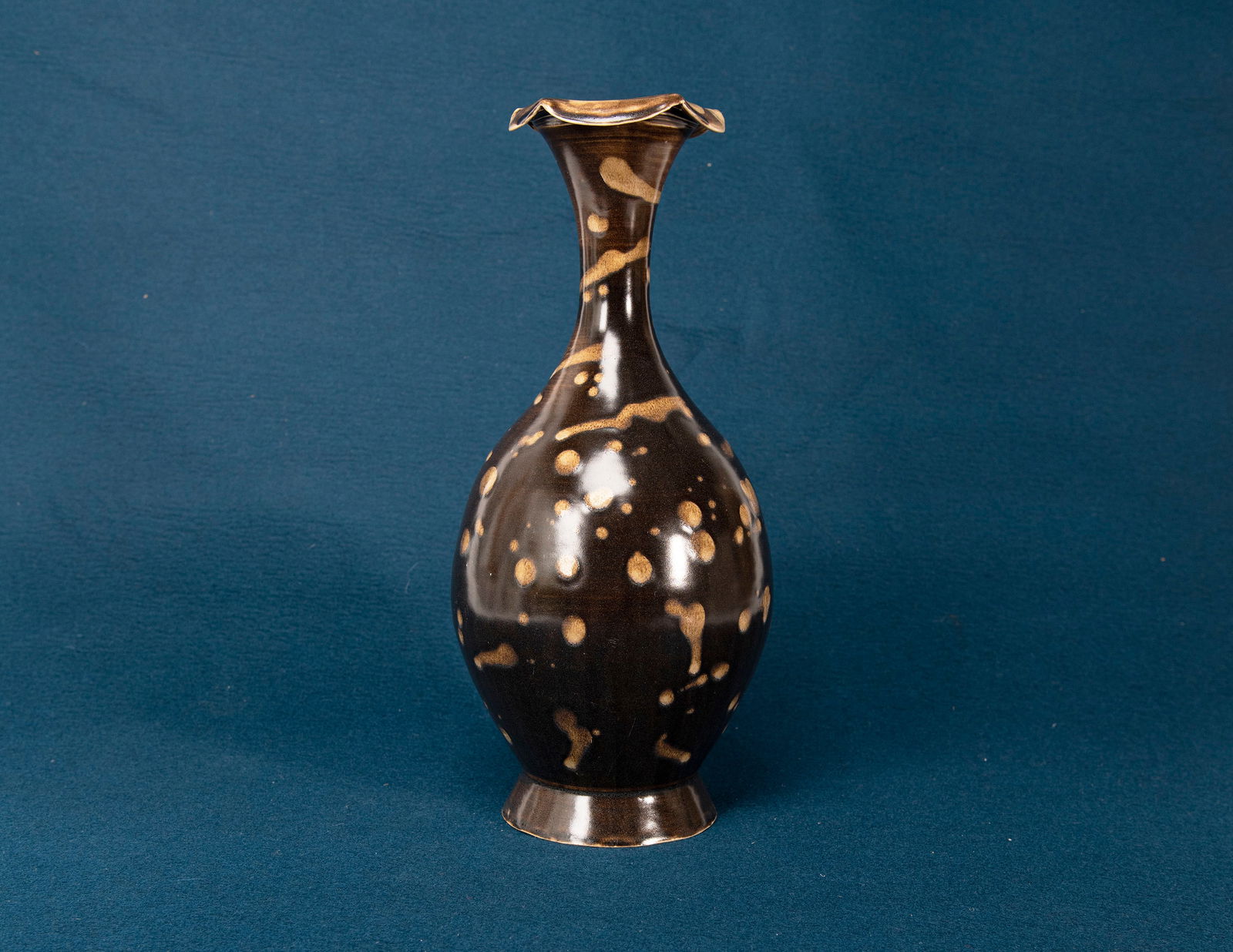 A Chinese Ding Type Vase: H:31.6cm