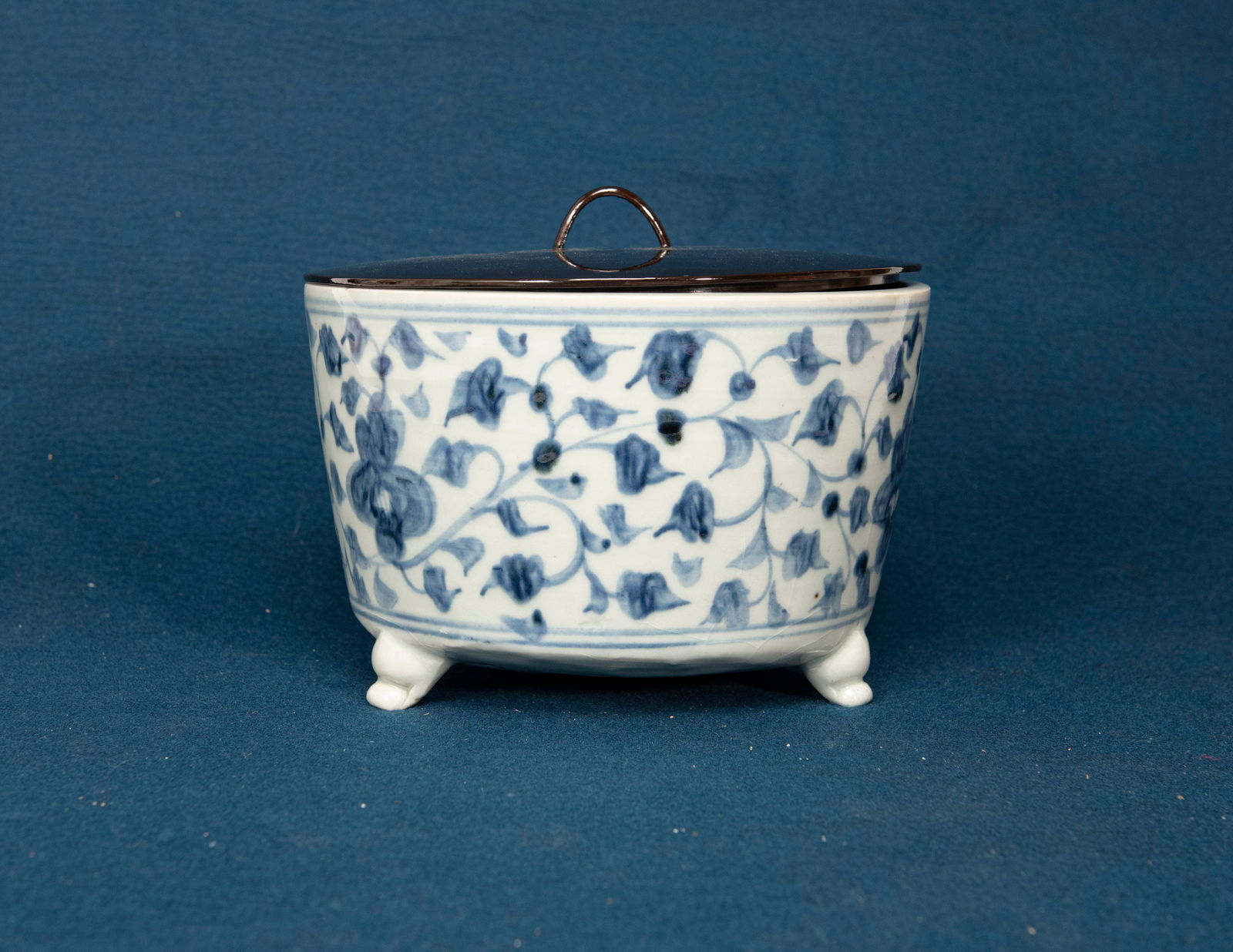 A Chinese Blue and White Tripod Censer: H:13.1 Kintsugi