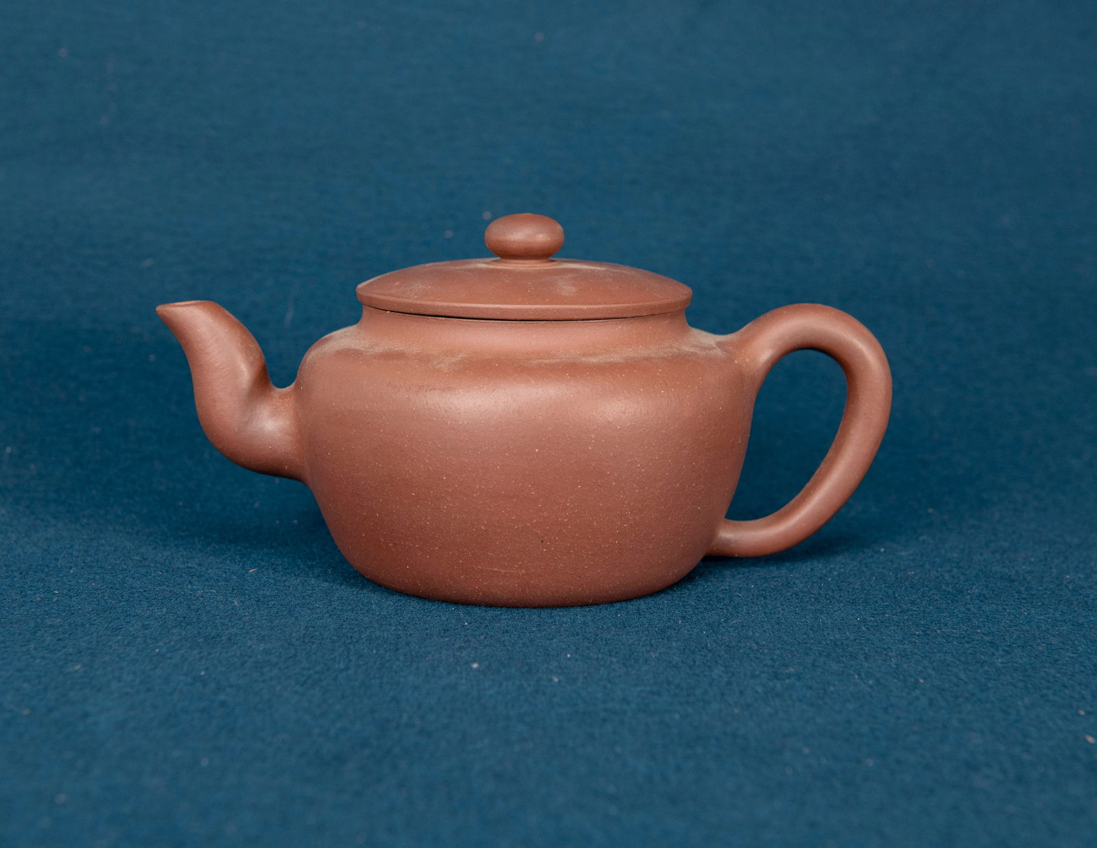 A Chinese Yixing Zisha Teapot: H:10.6cm