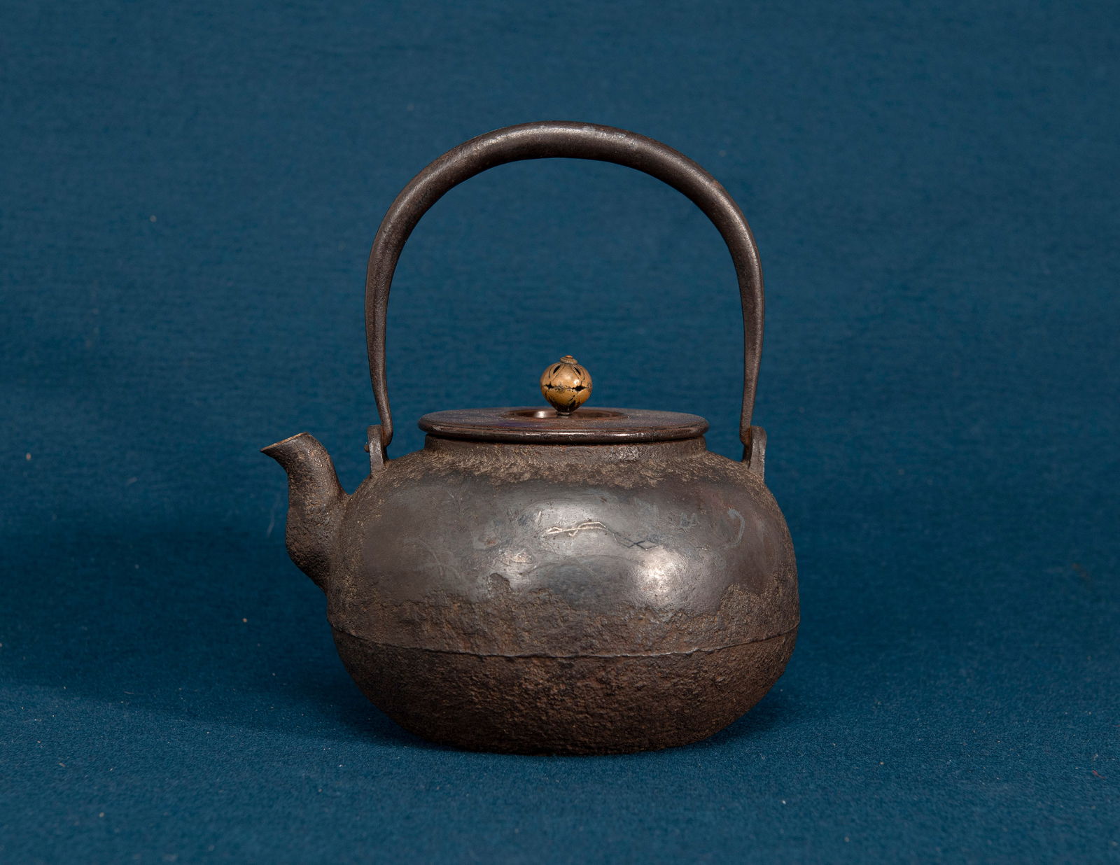 A Japanese Ryubundo Iron Kettle: H:20cm
