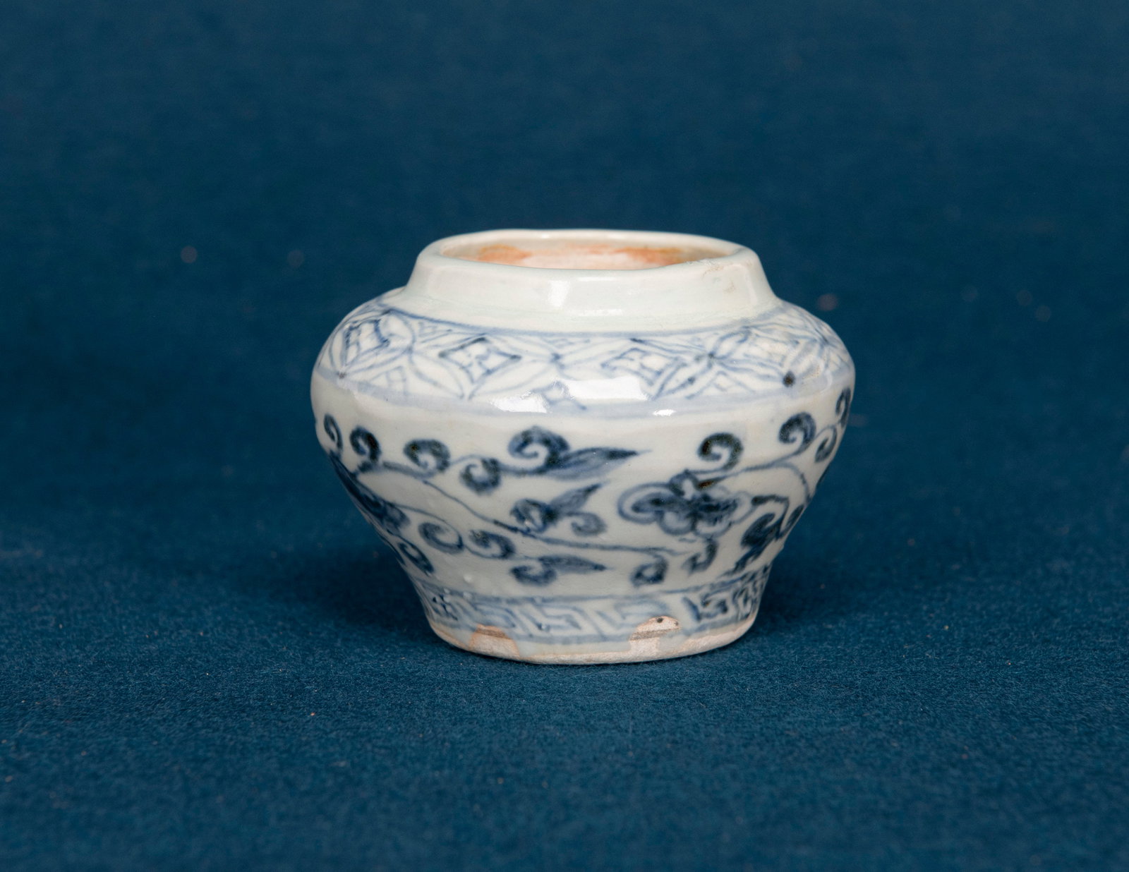 A Chinese Blue and White Floral Jar: H:6.3cm