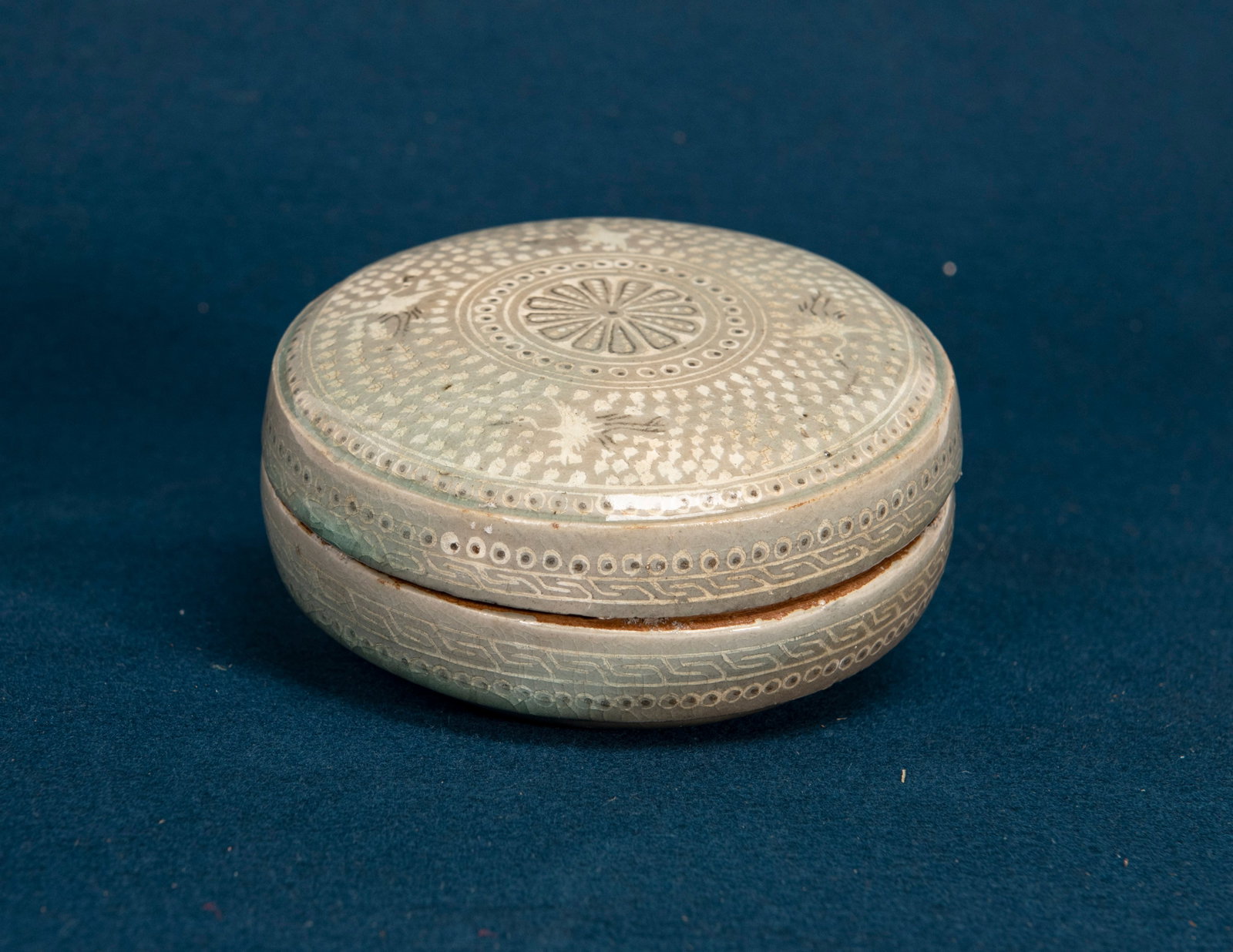 A Korean Celadon Crane Box: D:15.5cm