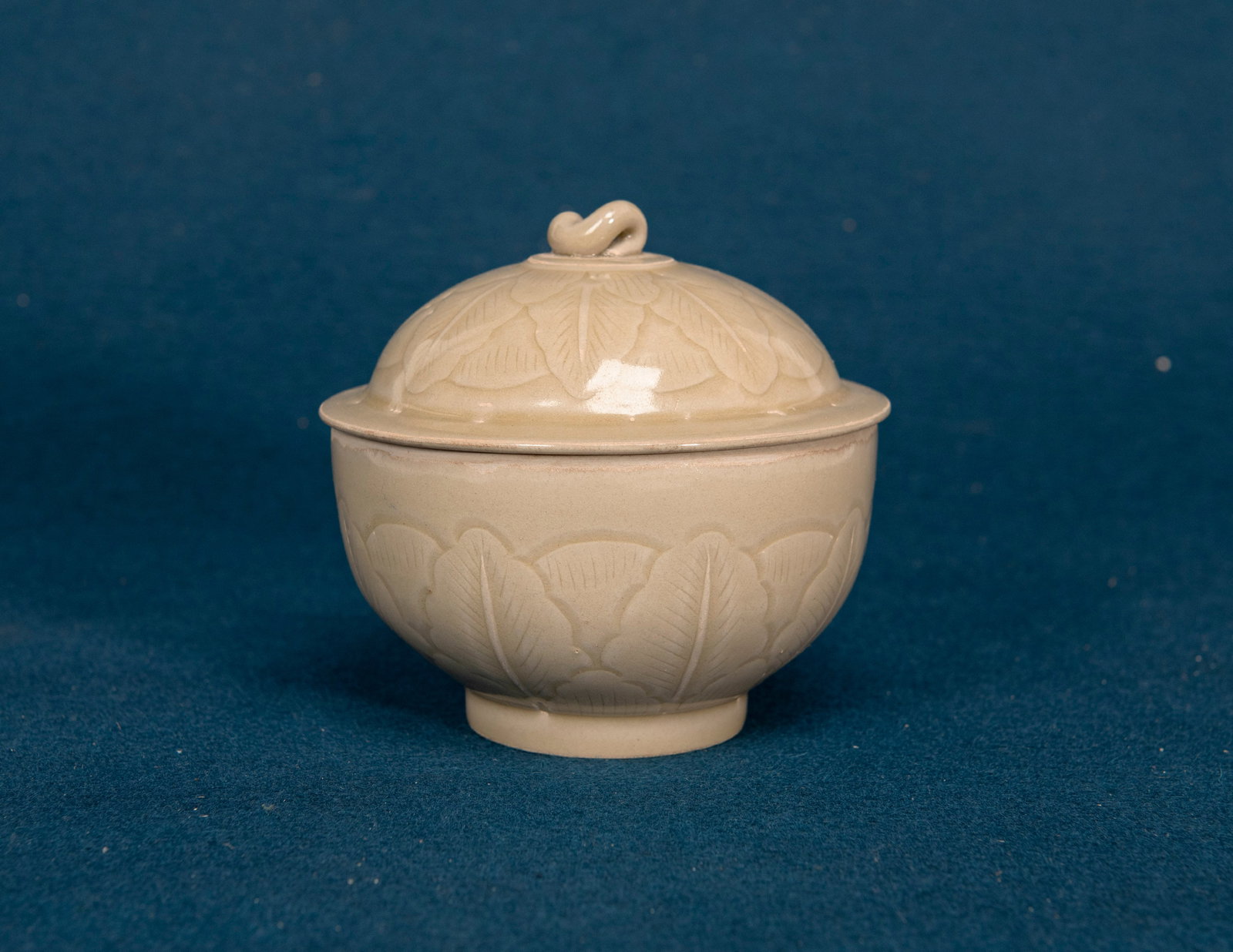 A Chinese Yue Ware Bowl and Cover: D:10.5cm