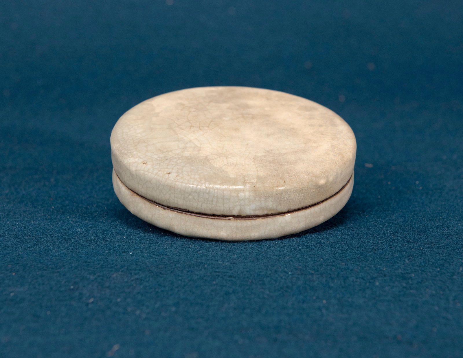 A Chinese Ru Ware Incense Box (1 of 4)
