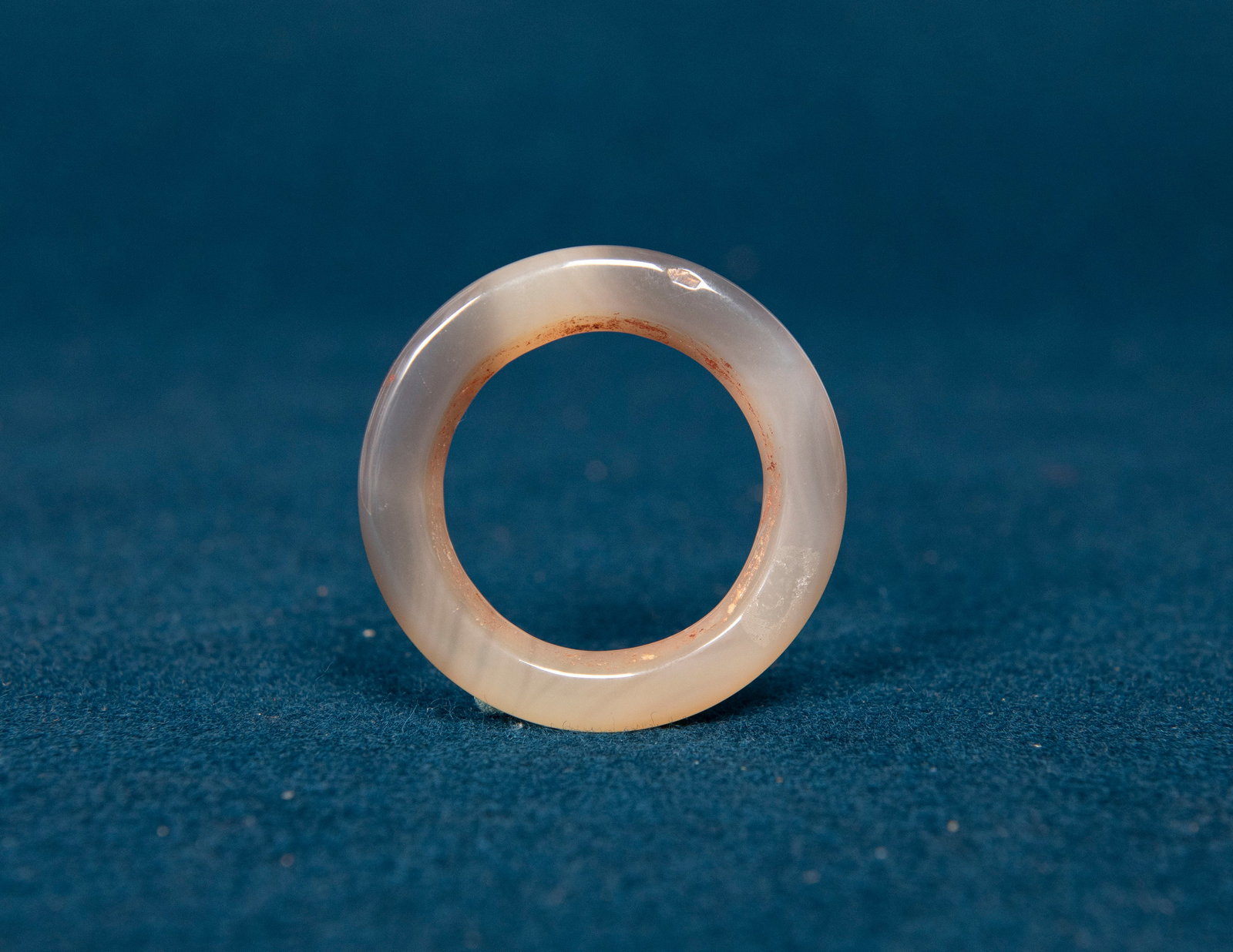 A Chinese Agate Ring: D:4.6cm