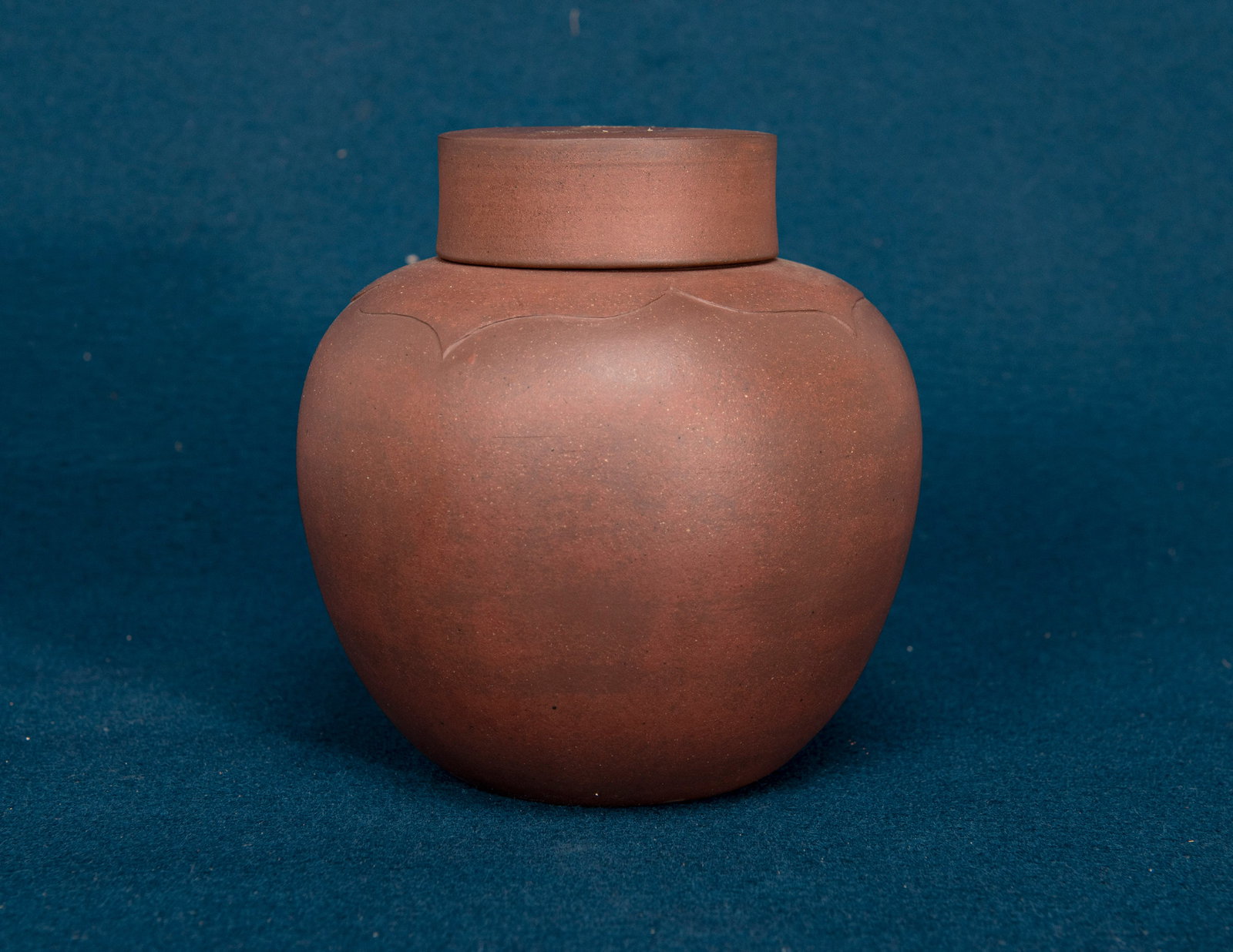 A Chinese Yixing Zisha Jar and Cover: H:14.3cm