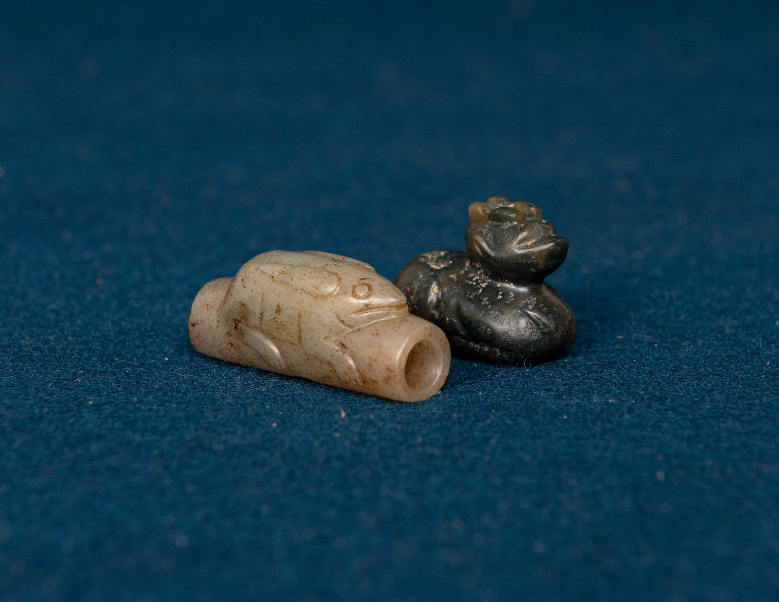 A Chinese Agate Pendant and A Chinese Jade Pendant (1 of 6)