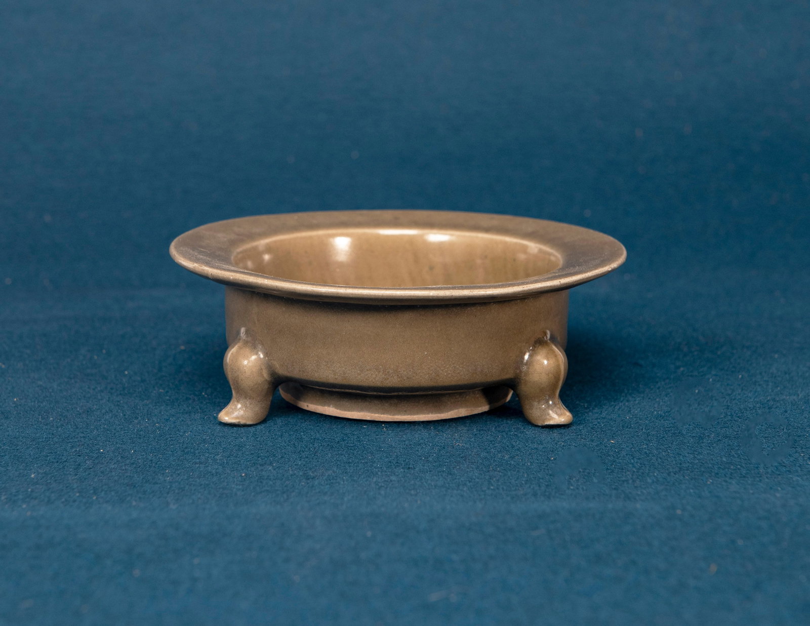 A Chinese Yue Ware Tripod Brush Washer: D:15.8cm crack