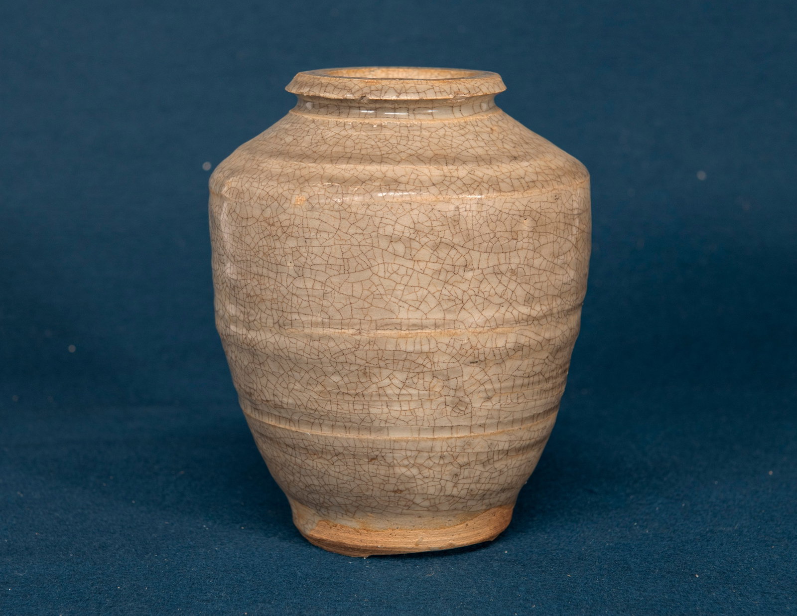 A Chinese Jar: H:18.4cm crack